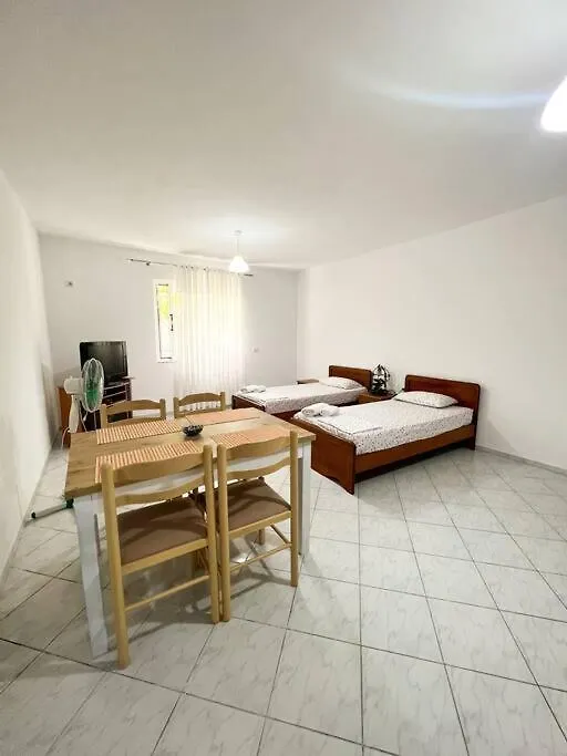 Garden Villa Sarande Apt-2 0*,